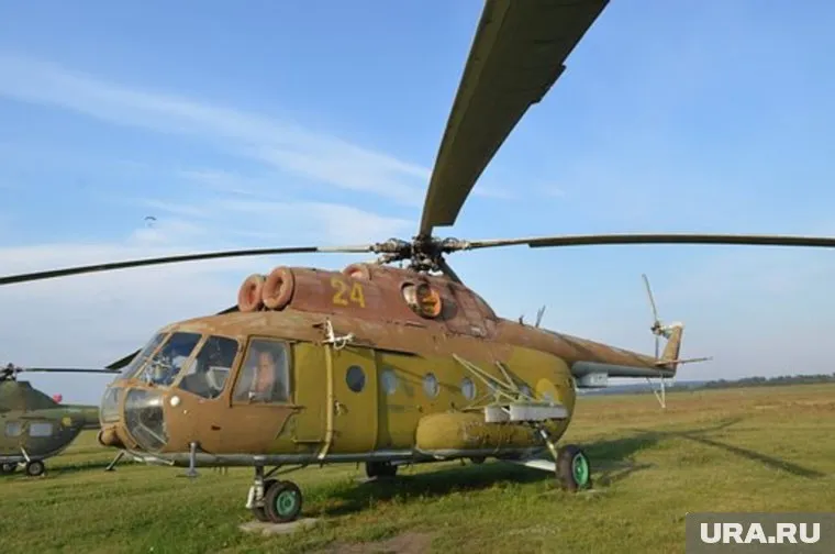 Вертолет зацепился лопастями за груз летевшего рядом воздушного судна