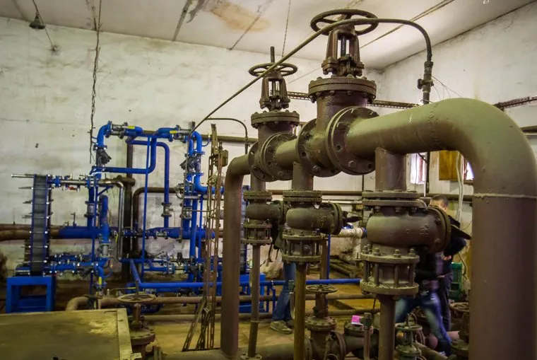 В течение лета специалисты заменят более 100 километров инженерных сетей