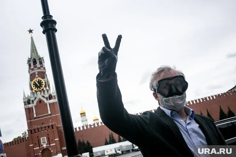 Маски и перчатки помогут россиянам меньше касаться своих лиц