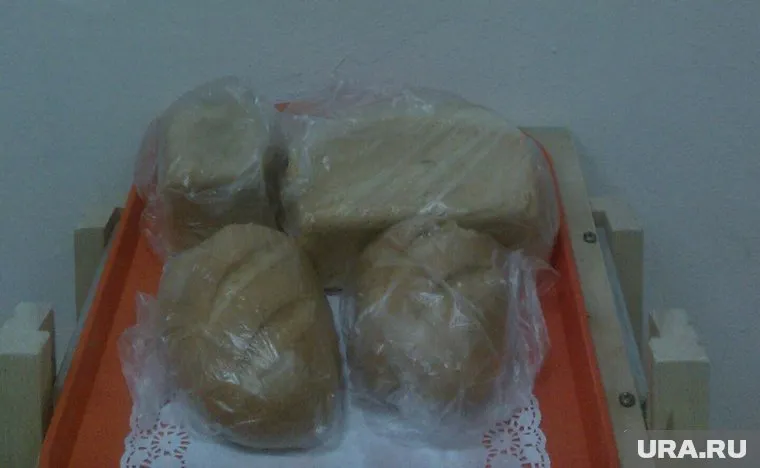 Каждый день хозяева кафе выкладывают на стойку по пять буханок хлеба и два батона