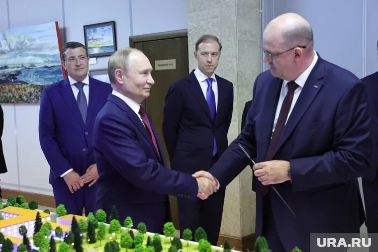 Владимиру Путину презентовали уникальный фотоальбом о его первой встрече с атомщиками