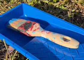 В Кургане художник преобразил забор у школы техникой брызг