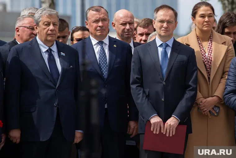 На открытие стелы пришли топовые чиновники и представители силовых ведомств