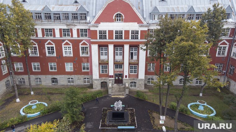 Пермский художник создал скульптуры из частей корпуса старейшего вуза. Фото