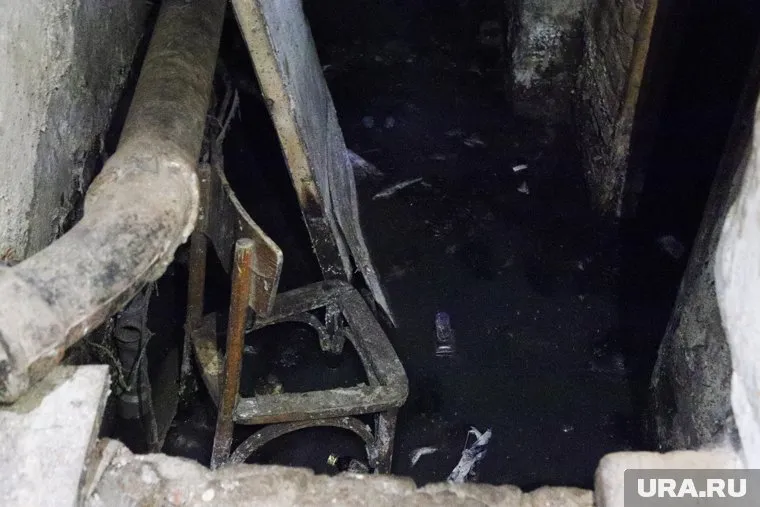 Из трубы в подвале бежит канализационная вода (архивное фото)
