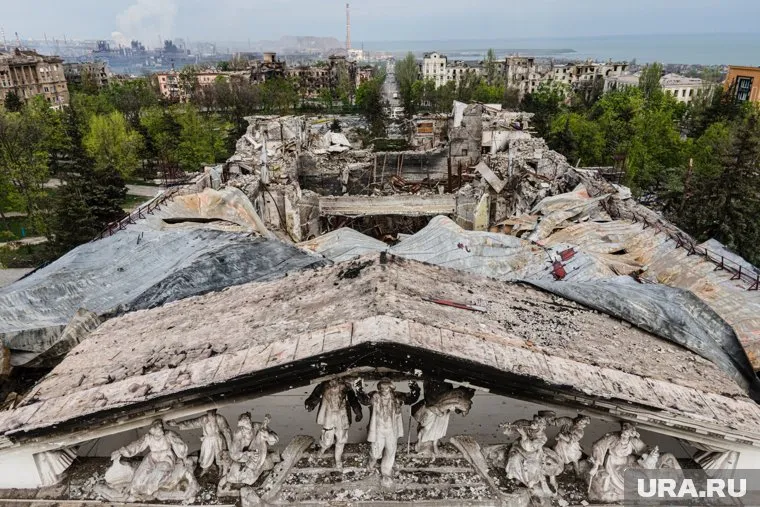 Взрыв в драмтеатре Мариуполя произошел внутри, признаков авиаудара удара не обнаружено