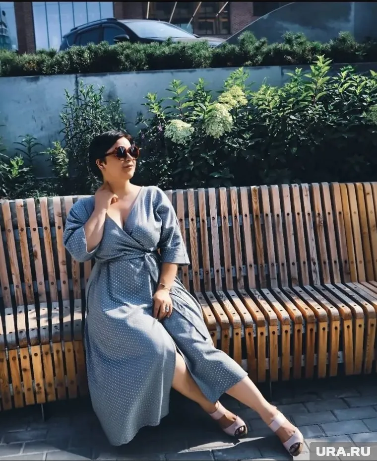 Девушка участвует в различных модных показах, рекламируя вещи для женщин с пышными формами