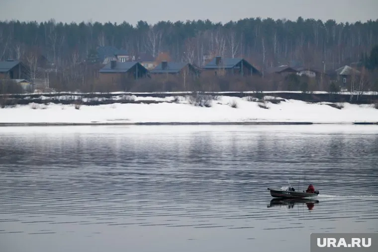 Одни из рыбаков поймали рыбу на реке Пякопур
