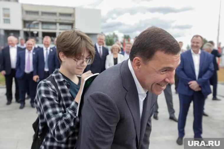Евгений Куйвашев подставил спину подростку из Нижнего Тагила, чтобы подписать книгу