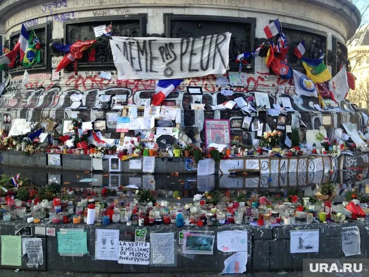 Хотя Charlie Hebdo сам был объектом террористических атак, он все равно публикует карикатуры, посвященные подобным трагедиям