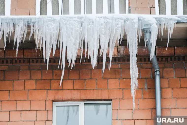 Ребенку оказали медпомощь после падения сосульки