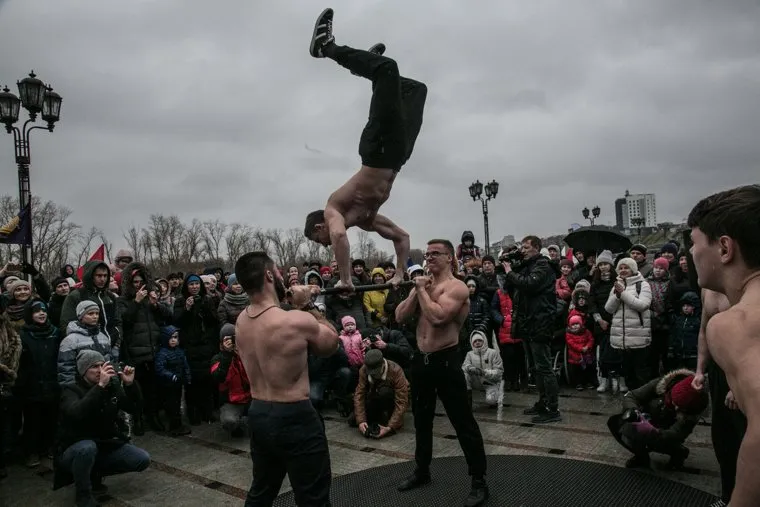 Массовое закаливание на набережной Туры, Тюмень, воркаут, спортсмены, молодежь