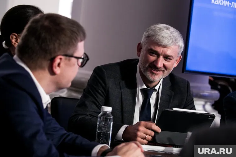 Алексей Текслер предлагает Евгению Дитриху (в центре) по максимум загрузить ТЛК «Южноуральский» (фото из архива)