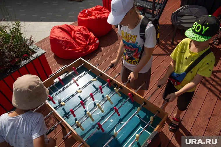 Челябинским детям родители к празднику раскупили настольные игры и мягкие игрушки вместо бронетехники