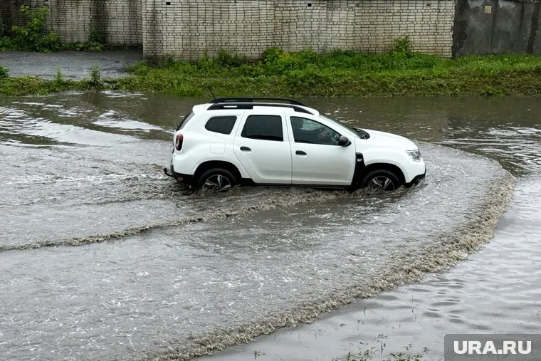 В Воронеже бушует непогода, авто плывут по дорогам
