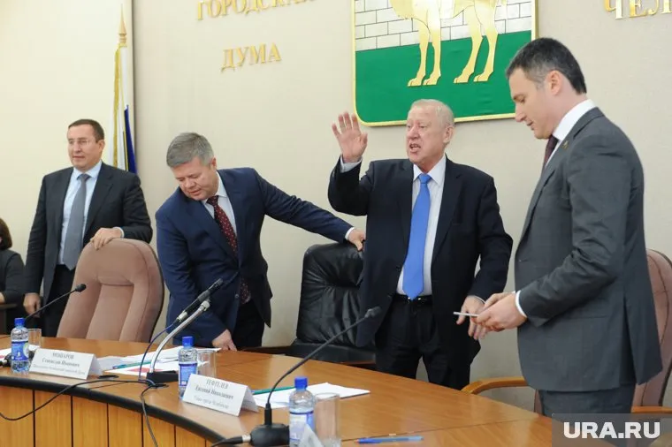 Сергей Овчинников (слева) стал жертвой политических расторговок, его оппонент Станислав Мошаров (второй слева) воспользуется этим, Илья Мительман (справа) воюет с Андреем Барышевам, а бизнесмены из пула Евгения Тефтелева (второй справа) намерены остаться у власти после его отставки