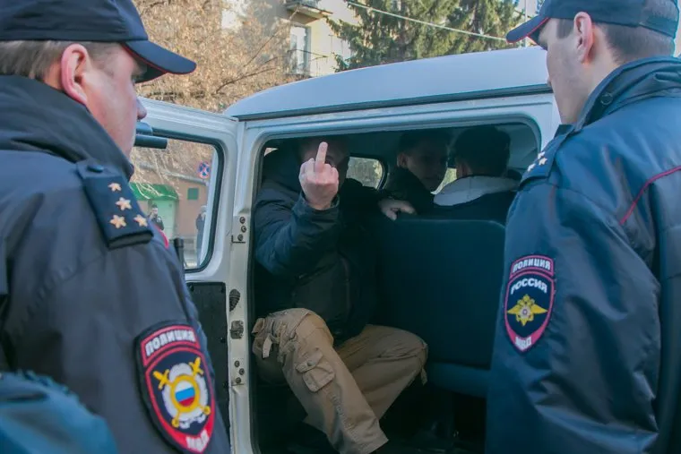 Несанкционированное шествие сторонников Навального у кинотеатра Россия. Курган, фак, полиция, сторонники навального, задерженный