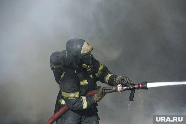 В результате взрыва повредило окна рядом находящихся частых домов