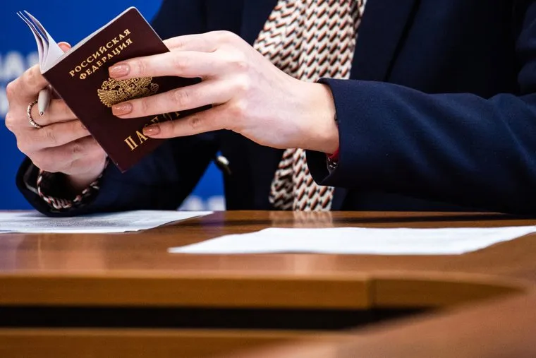 Секретарь Свердловского отделения партии «Единая Россия» Виктор Шептий подает документы на участие в праймериз. Екатеринбург