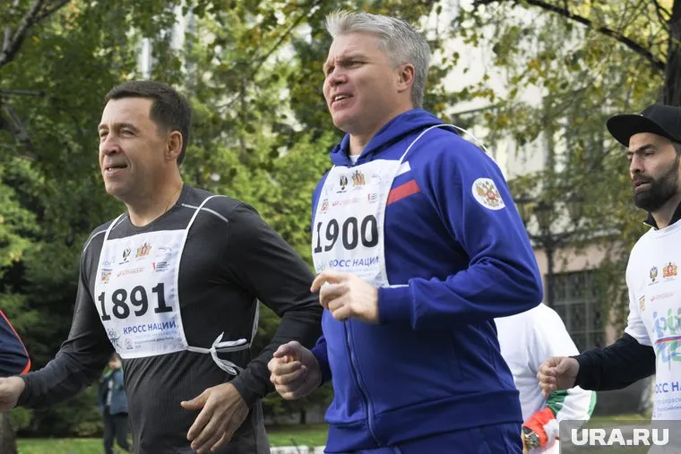 Глава Свердловской области Евгений Куйвашев (слева) в прекрасной физической форме