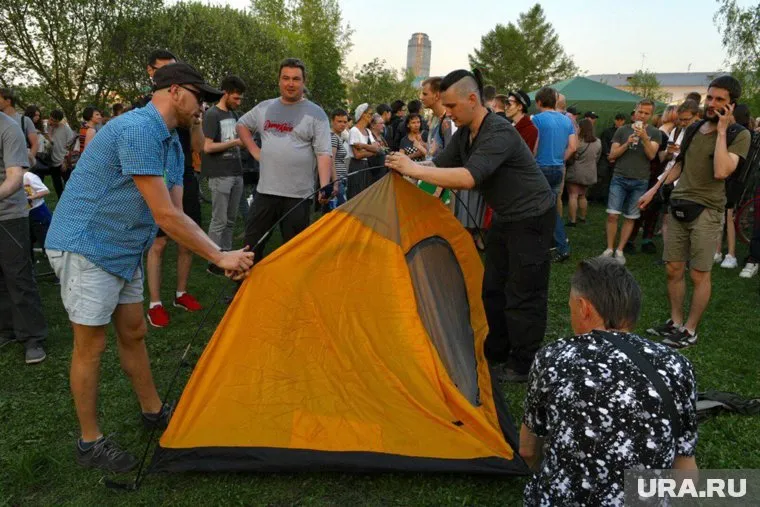Жители Екатеринбурга не боятся замерзнуть во время ночевки на месте строительства храма Святой Екатерины