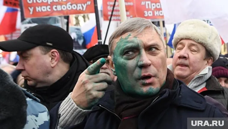 Михаила Касьянова облили зеленкой на "марше Немцова"