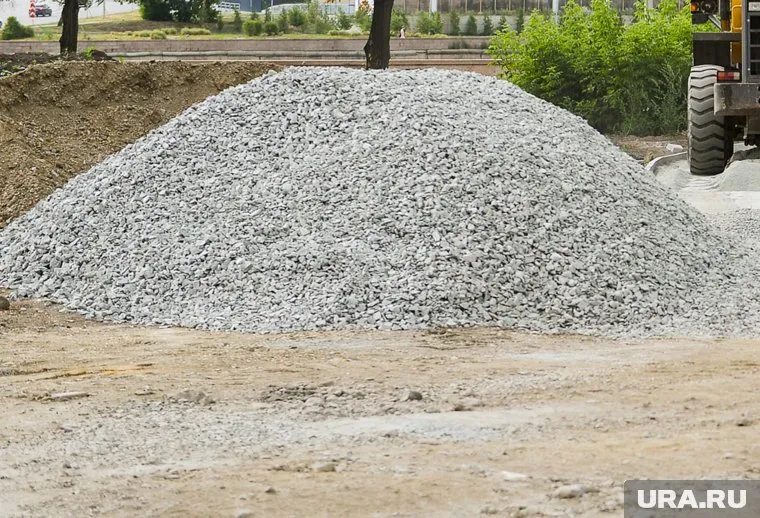 Цветник засыпали щебнем, чтобы не было грязи