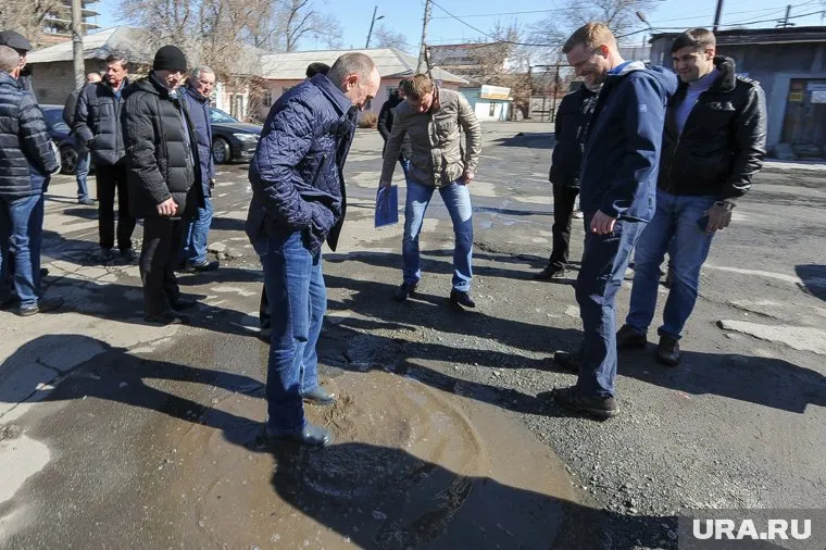 Антон Бахаев (справа) отозвал иск к губернатору Борису Дубровскому (слева)