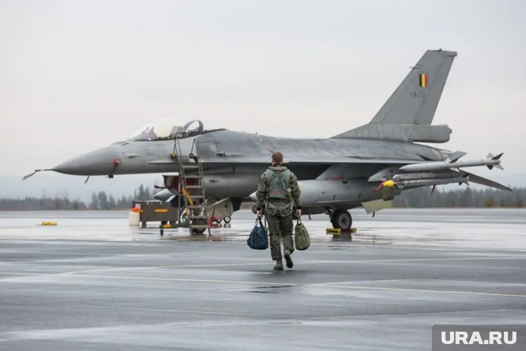 Украинцы будут год учиться летать на F-16, отметил Марк Келли.