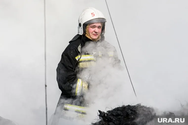 Пожарные вынесли из горящего дома детей и взрослых (архивное фото)