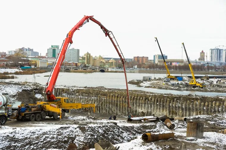 Стройки к саммитам ШОС и БРИКС. Челябинск, конгресс-холл около цирка