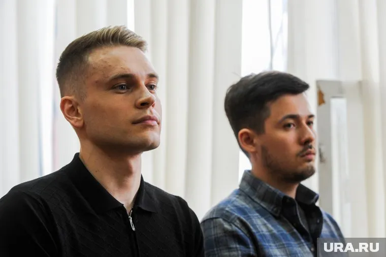 Адвокаты Дмитрия Зыкова (слева) и Кирилла Зубкова (справа) хотят получить точную причину смерти потерпевшего