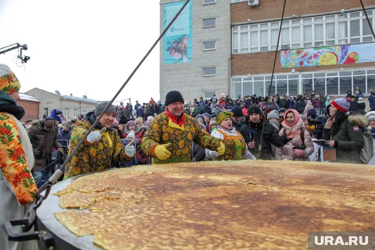 В Ялуторовске приготовили огромный блин, который попал в Книгу рекордов России (архивное фото)