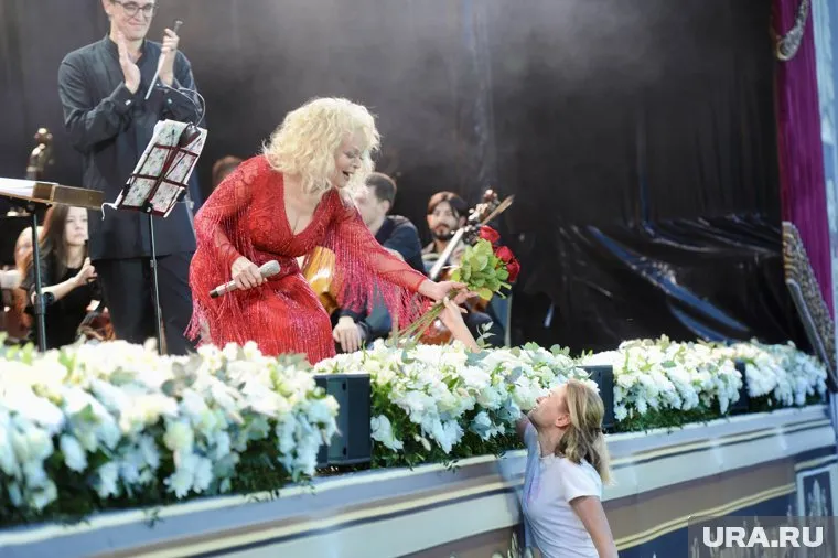 Долина приняла цветы от фанатов, однако от одного букета отказалась