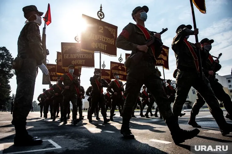 Россияне вместо работы пойдут на парад, отлоченный из-за коронавируса на полтора месяца