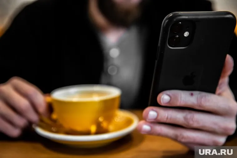 Мошенники присылают SMS о «зачислении» денег и начинают угрожать