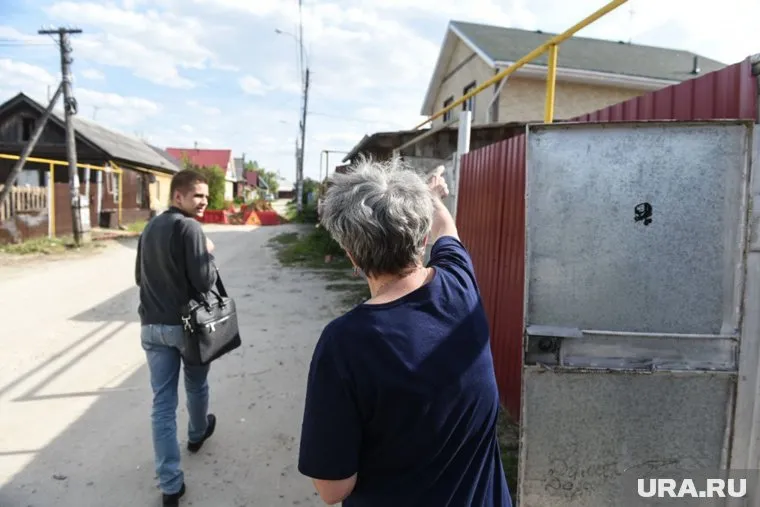 За несколько минут до драки, цыгане выпрашивали у местной жительницы чугунную ванну