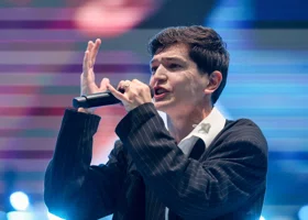 Певец Акмаль лишился концертов в Казахстане из-за сине-желтого пакета: