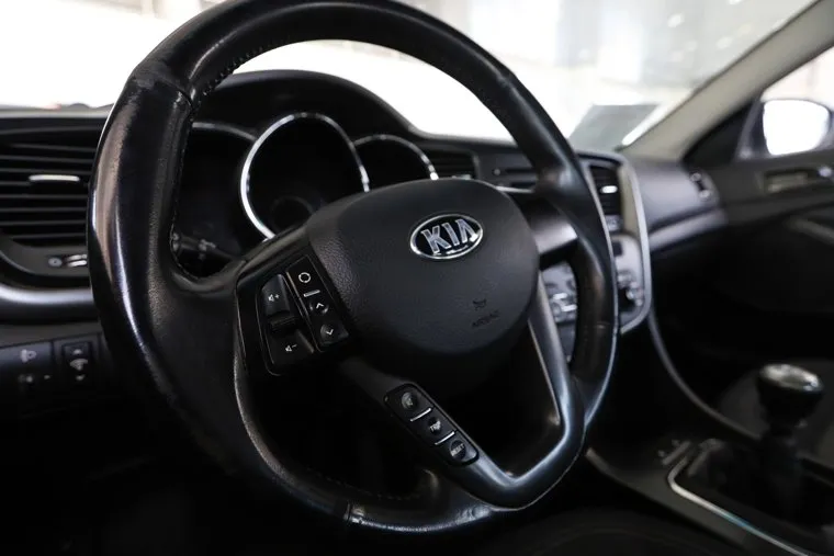 Единая Россия вручает медикам ключи от машины. Курган