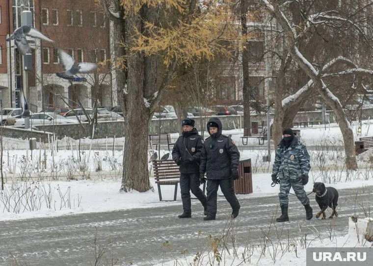 Силовики проверяют информацию о минировании школы в Березниках (архивное фото)