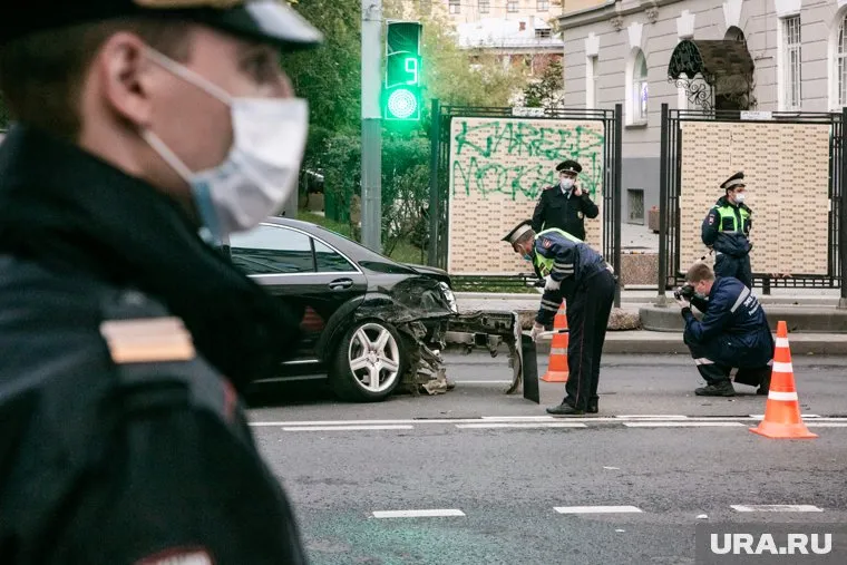 В аварии пострадал пешеход, на которого от столкновения отбросило иномарку
