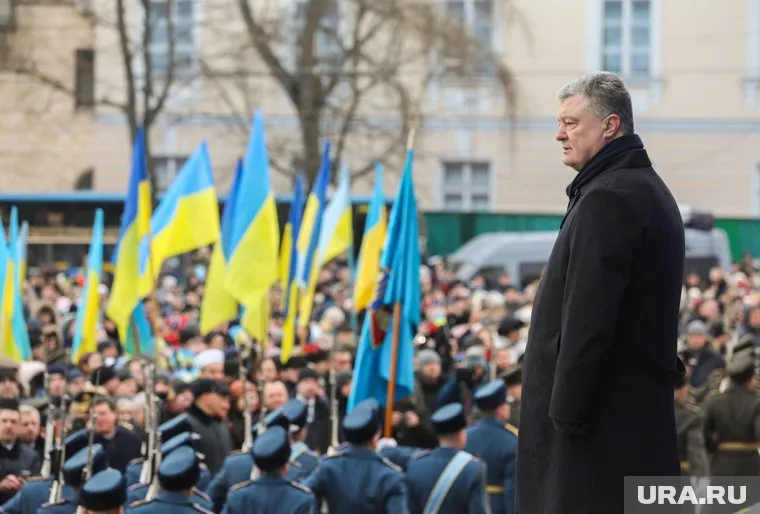 Пользователи соцсетей обсуждают поведение Петра Порошенко