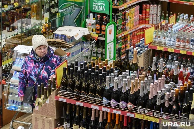 Из-за употребления алкоголя понижается защитная функция легких, которые и поражает коронавирус, считает Андрей Лопатин