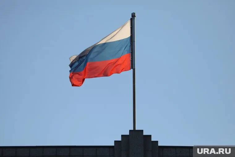 КПРФ предложила поменять российский триколор на флаг СССР