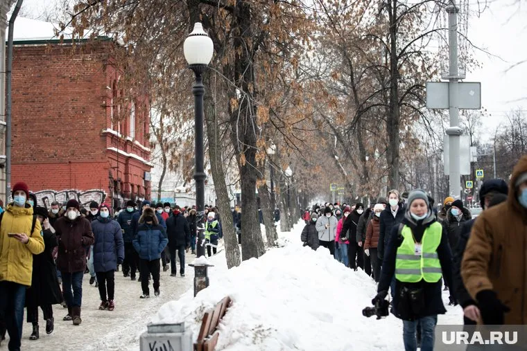 На несогласованных акциях в Екатеринбурге было задержано более 100 человек
