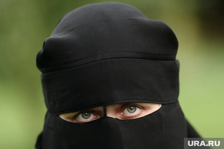 В российских мусульманских традициях никаб не был распространен, и его ношение может восприниматься как попытка разрушения национальных традиций