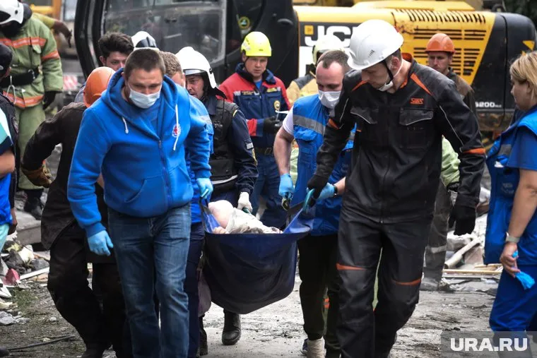 Спасатели продолжают работать на месте обрушения