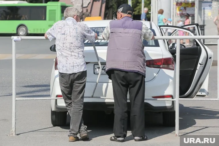 Водитель такси поссорился с пассажиров во время поездки