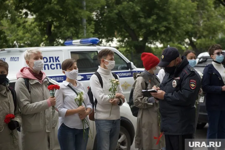 Группа активистов из двадцати человек принесла с собой цветы.