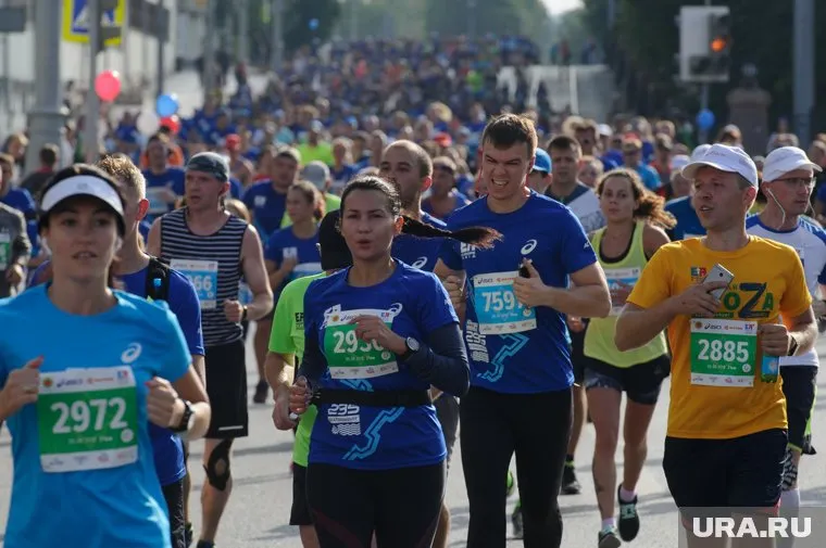 Тысячи марафонцев пробежались по уральской столице